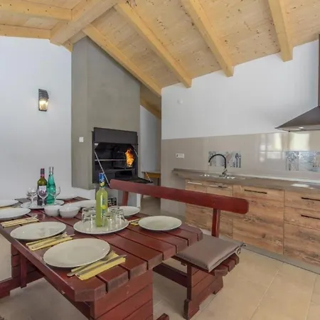 Apartment In Pjescana Uvala Mit Grosser Terrasse