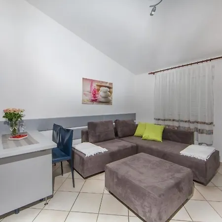 In Pjescana Uvala Mit Grosser Terrasse Apartment Pula