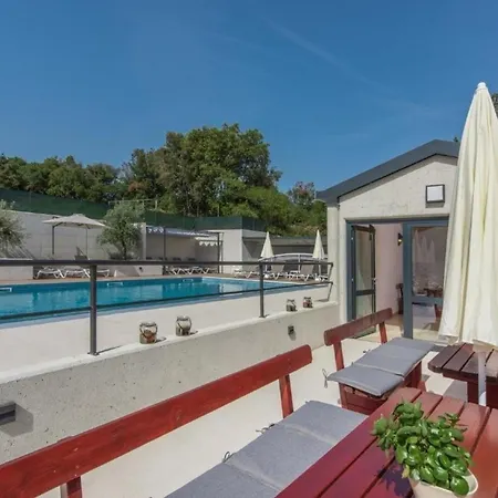 In Pjescana Uvala Mit Grosser Terrasse Apartment *