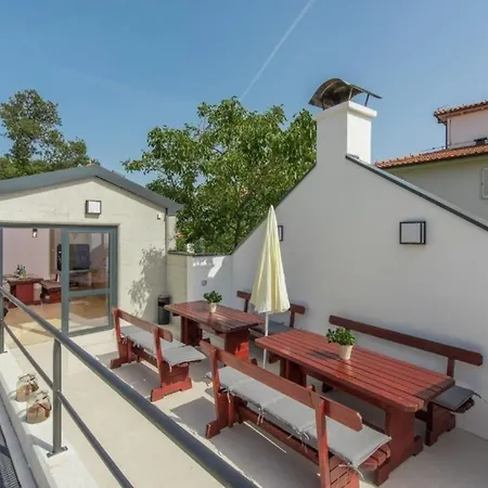 Apartment In Pjescana Uvala Mit Grosser Terrasse *