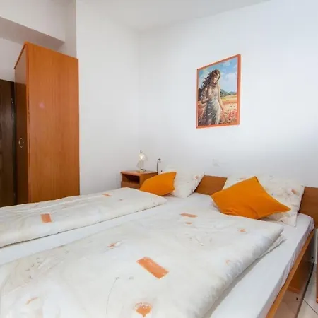 Apartment In Pjescana Uvala Mit Grosser Terrasse Pula
