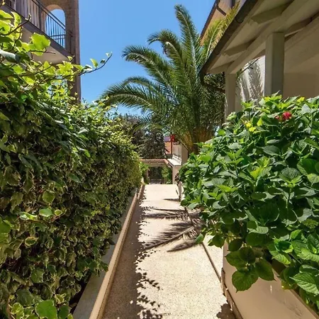 In Pjescana Uvala Mit Grosser Terrasse Pula