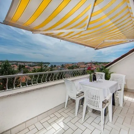 Apartment In Pjescana Uvala Mit Grosser Terrasse Pula