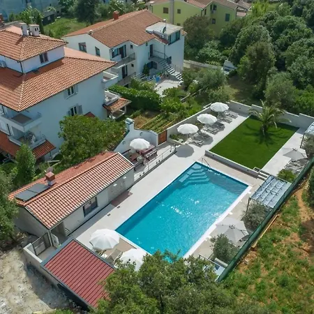 In Pjescana Uvala Mit Grosser Terrasse Apartment Pula