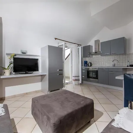 Apartment In Pjescana Uvala Mit Grosser Terrasse Pula