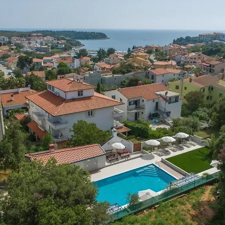 In Pjescana Uvala Mit Grosser Terrasse Pula