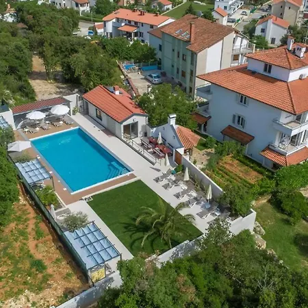 In Pjescana Uvala Mit Grosser Terrasse Apartment Pula