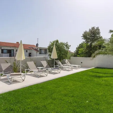 Apartment In Pjescana Uvala Mit Grosser Terrasse *
