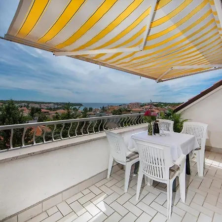 In Pjescana Uvala Mit Grosser Terrasse Apartment Pula